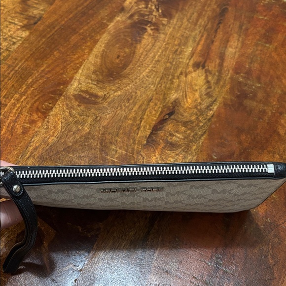 Michael Kors Ivory Jet Set MK Logo Wristlet - Picture 6 of 11